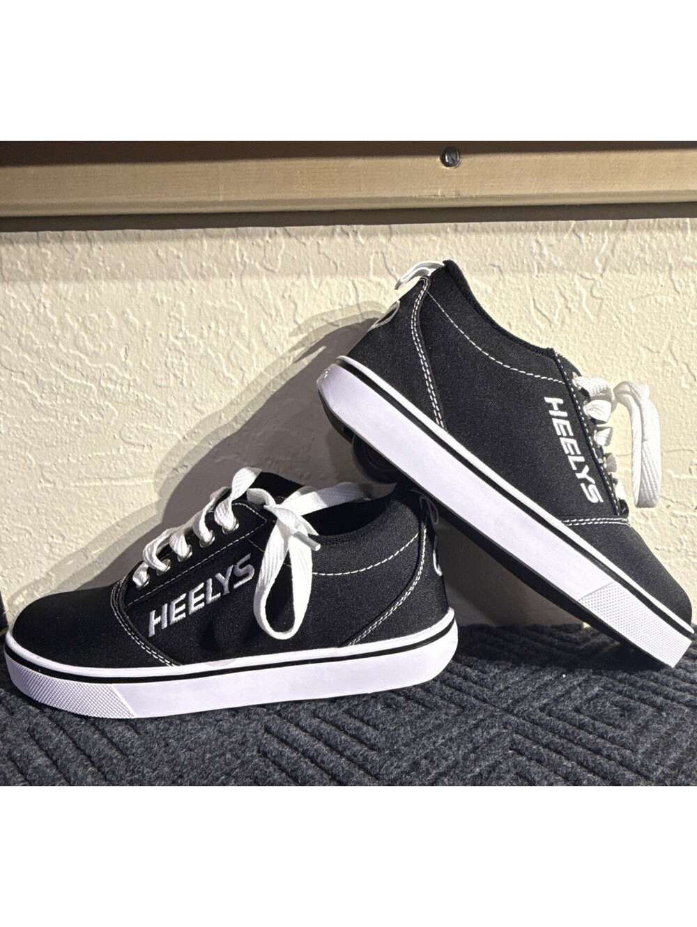 Heelys Black/White Canvas Low Top Wheeled Sneakers Lace Up Unisex Kids 3